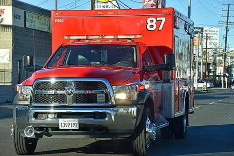 Ein roter Rettungswagen der Feuerwehr Los Angeles im Einsatz