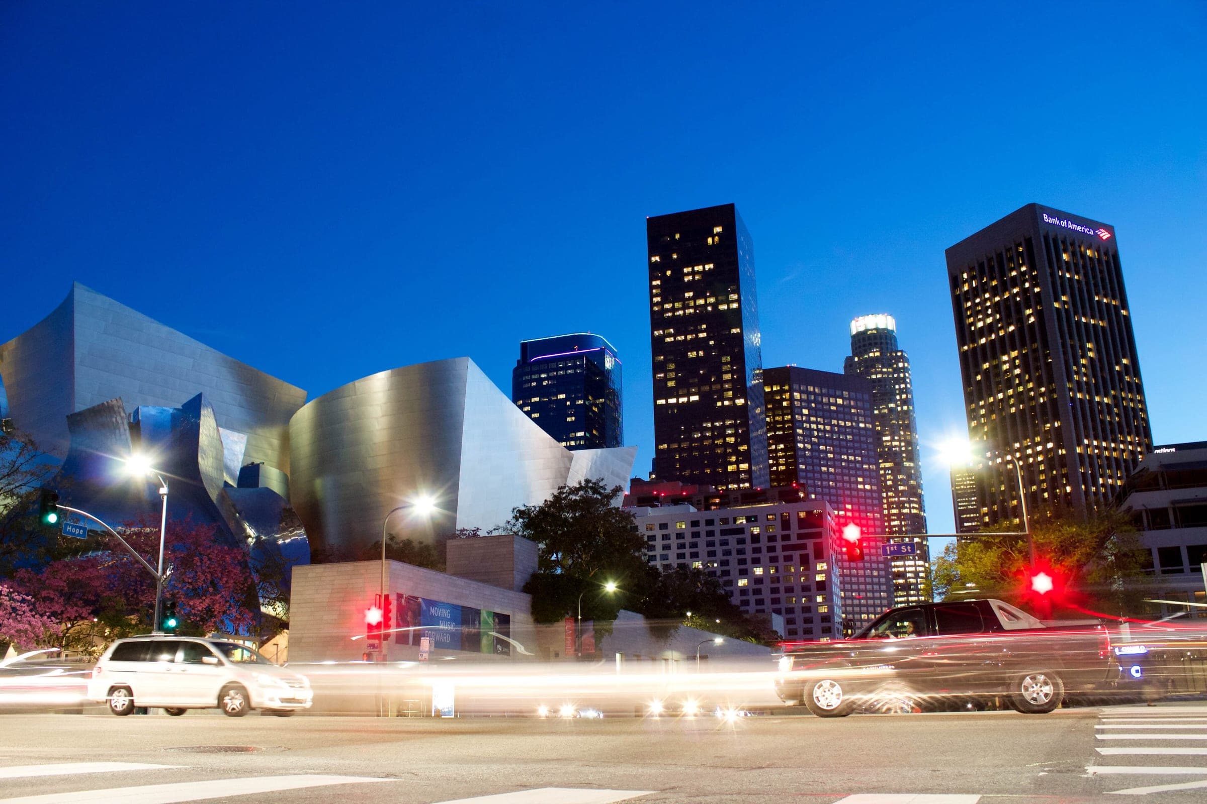 Downtown Los Angeles bei Nacht, Lichtspuren von Autos vor den Hochhäusern