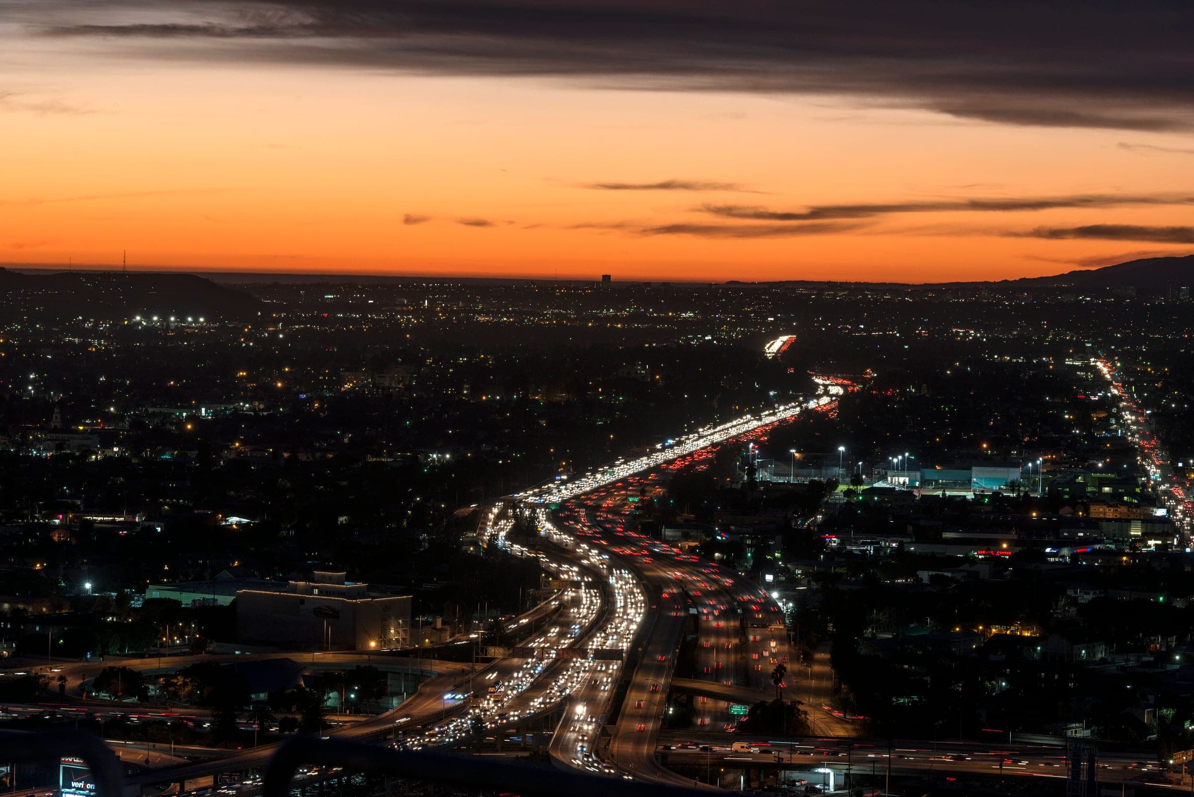 Abendverkehr auf dem Hollywood Freeway, dahinter die Lichter von Los Angeles