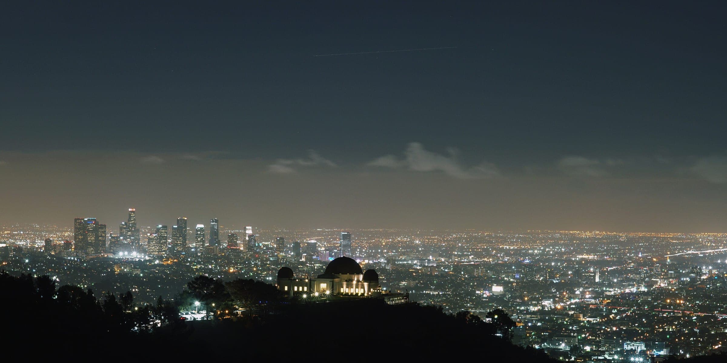 Das Griffith Observatory auf dem Hügel, dahinter das Lichtermeer von Los Angeles bis zum Horizont