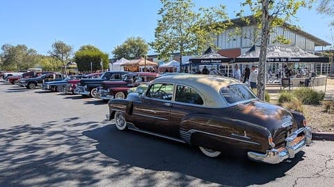 Ein restaurierter Lowrider auf einer Autoshow