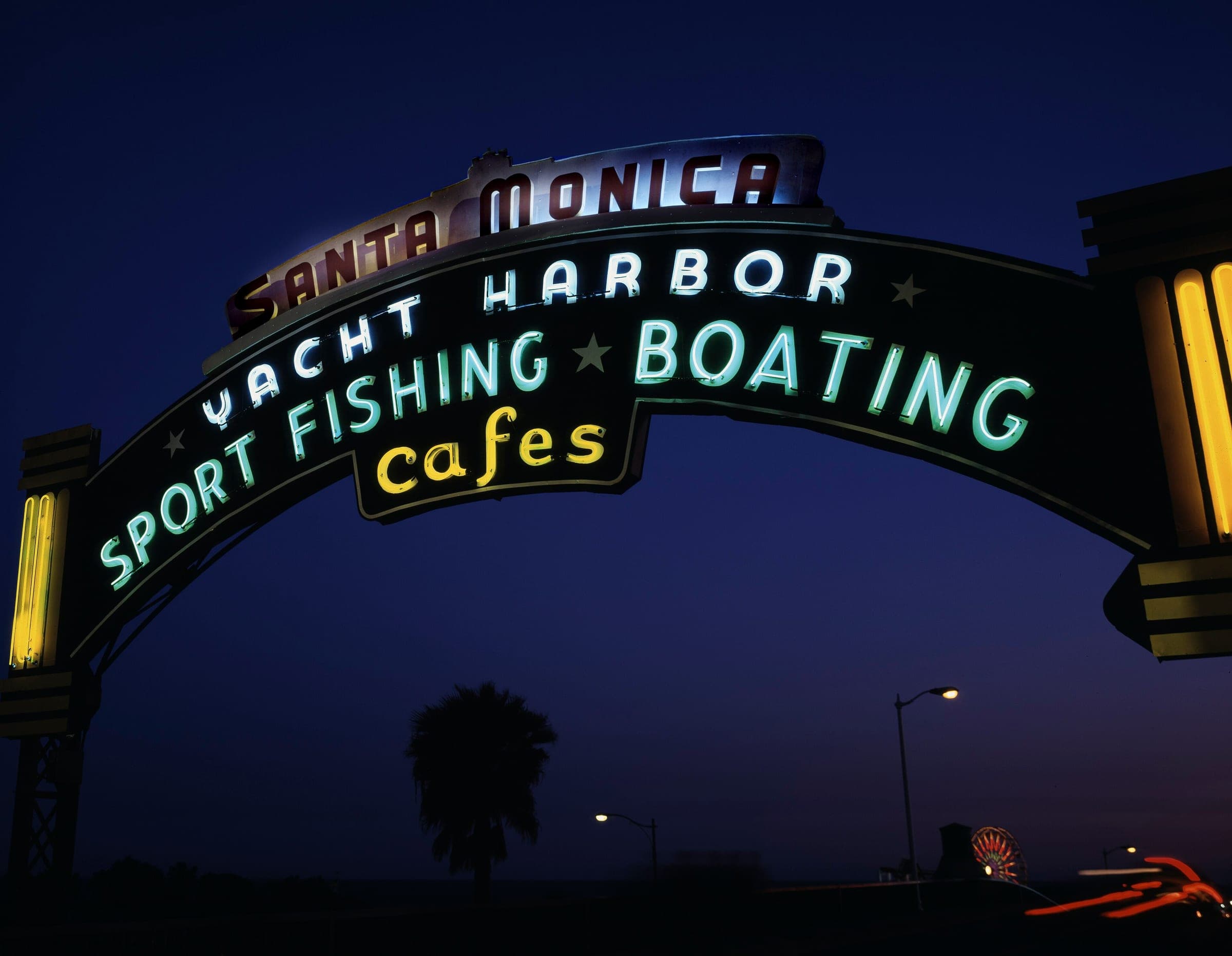 Leuchtendes Schild am Eingang des Santa Monica Pier bei Nacht