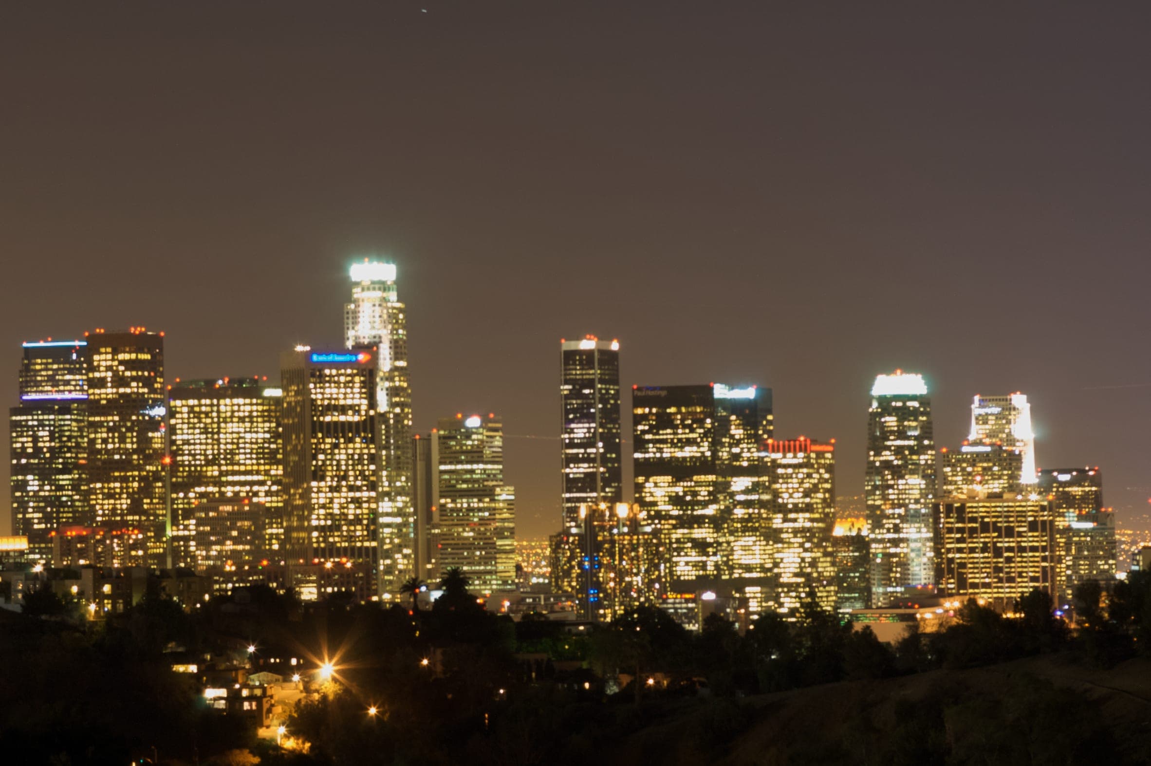 Die Skyline von Downtown Los Angeles bei Nacht, von den Hügeln aus gesehen