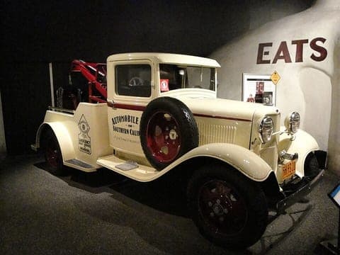 Ein historischer Abschleppwagen von 1932 im Petersen Automotive Museum